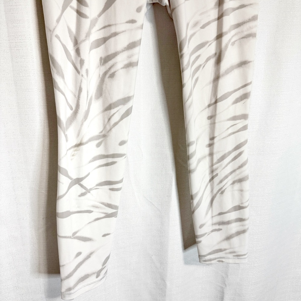 Athleta White and Gray Tiger Print Salutation Stash Pocket II 7/8 Legging Size S - Picture 4 of 9